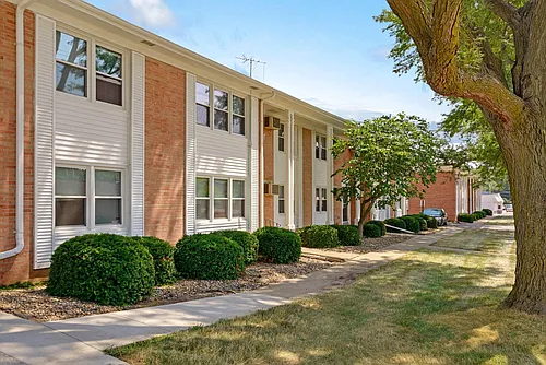 Plaza Manor Photo 1