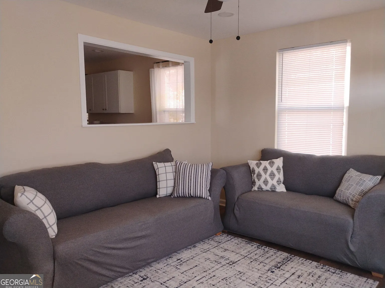 3 bed, 1.0 bath, 930 sqft, $1,300 — Photo 2