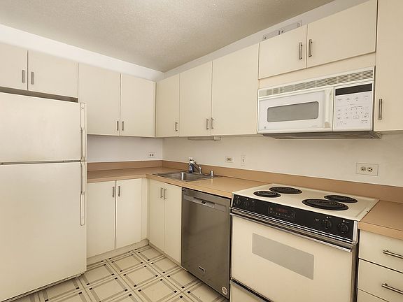2nd image of 405 N Wabash Ave Unit 907