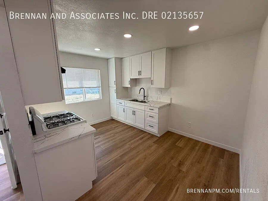 Renovated 2BR/1BA Unit with Parking in San Diego — Photo 4