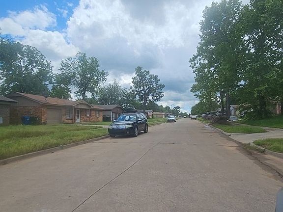 Exterior Neighborhood (street photo)