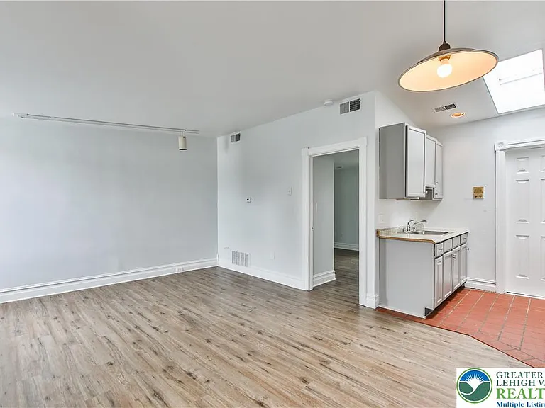 39 N 11th St #C — Photo 18