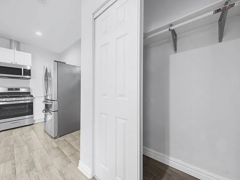8459 Omelveny Ave — Photo 16