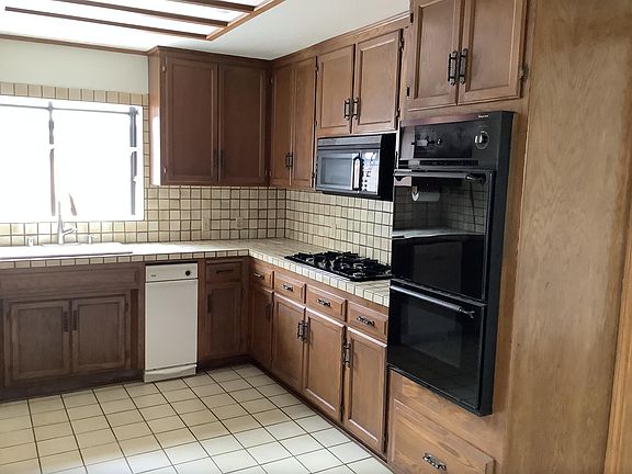 All modern appliances.