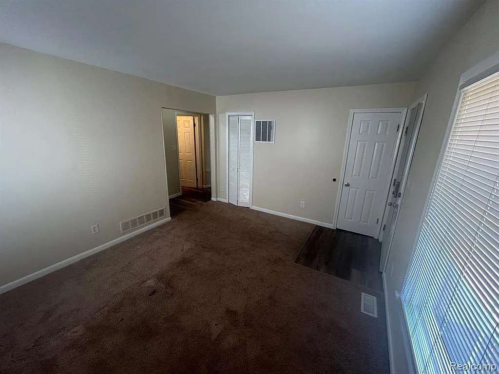 2 bed, 1.0 bath, 696 sqft, $1,250 — Photo 2