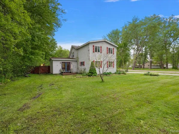 3915 Fruit St, Algonac, MI 48001