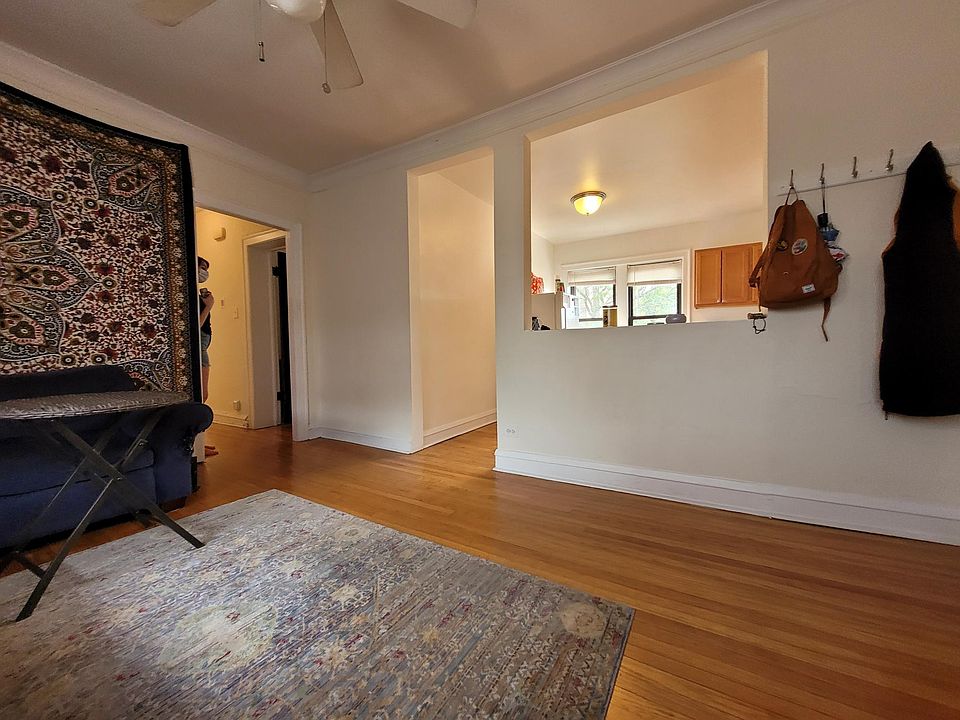 1st image of 925 W Oakdale Ave