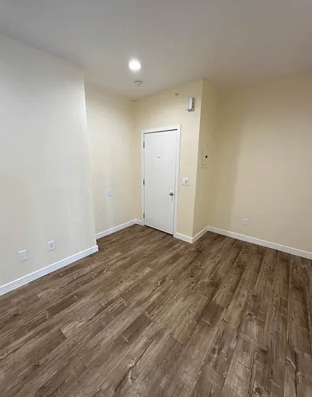 225 W 25th St — Photo 11