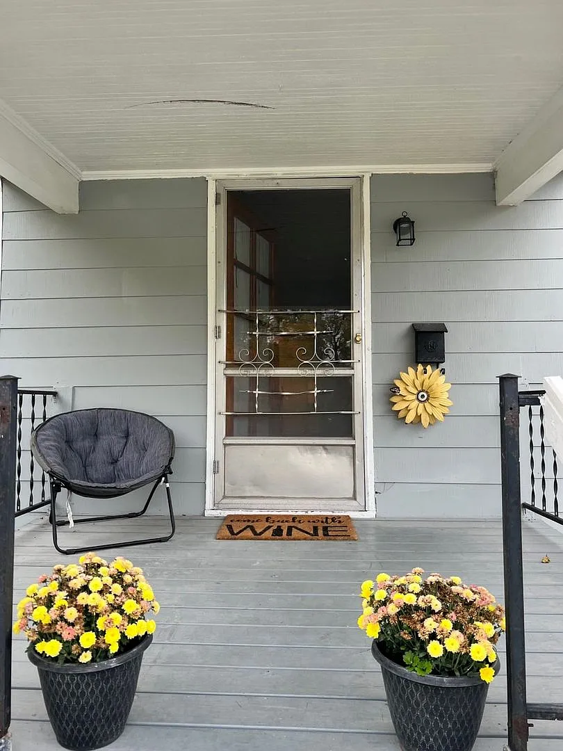 2-Bedroom Home Near UI Campus & Downtown — Photo 2