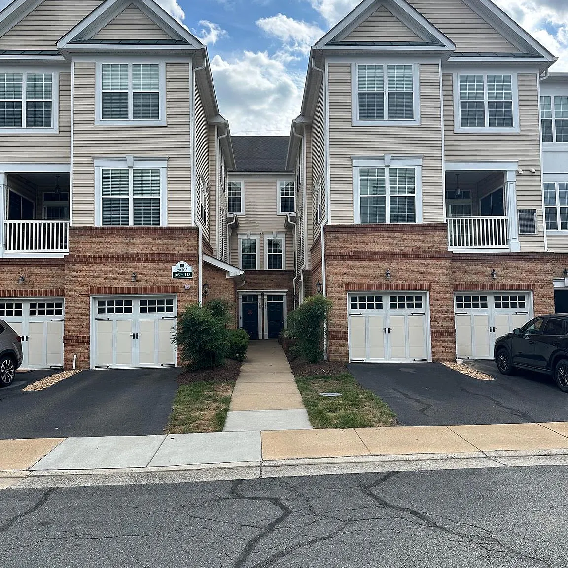 2 bed, 1012 sqft, $2,299 — Photo 1