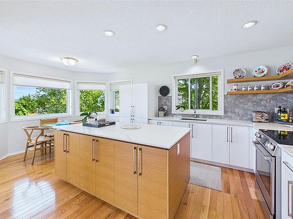 3rd image of 6058 Christopher Rd