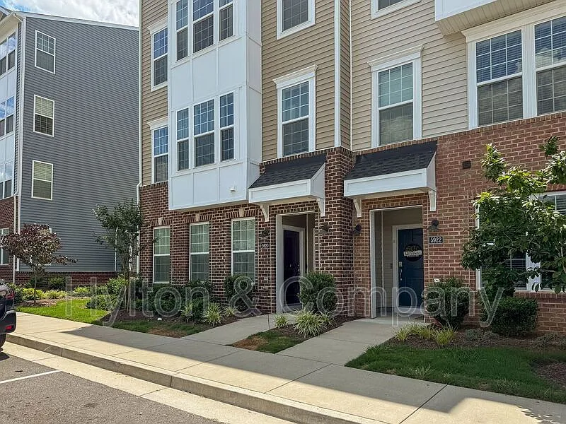 2 bed, 2.5 bath, 1524 sqft, $2,210 — Photo 2