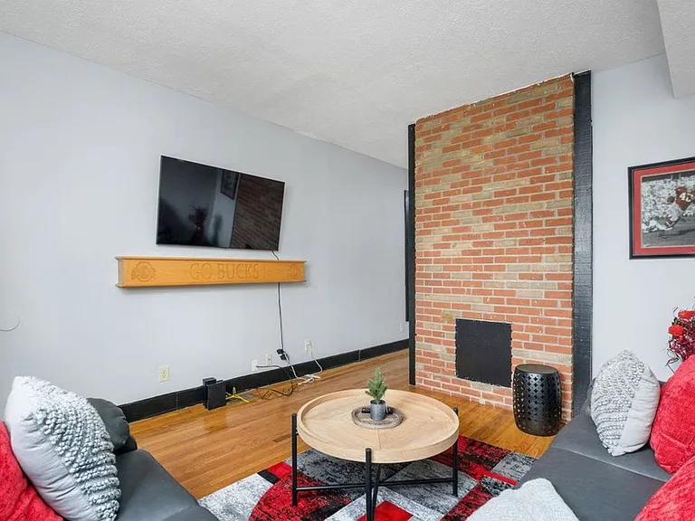 1373 Indianola Ave — Photo 3