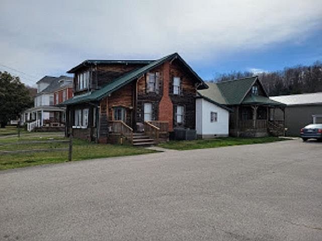 2nd image of 1320 & 1320-1/2 Main St