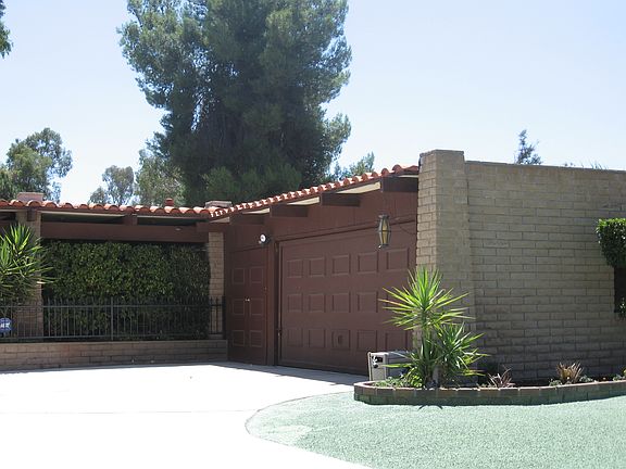 Garage  648 sq ft