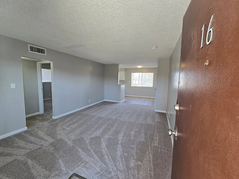 2100-2104 E Sunrise Ave — Photo 3