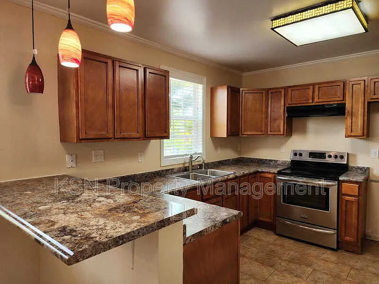 920 E 32nd St — Photo 4