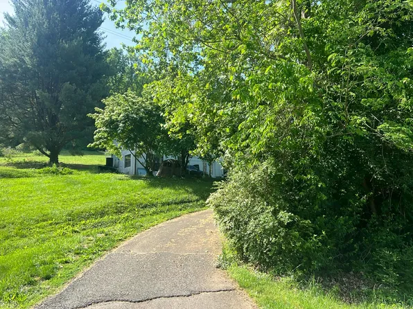 1933 Stewart Ln, Louisville, TN 37777