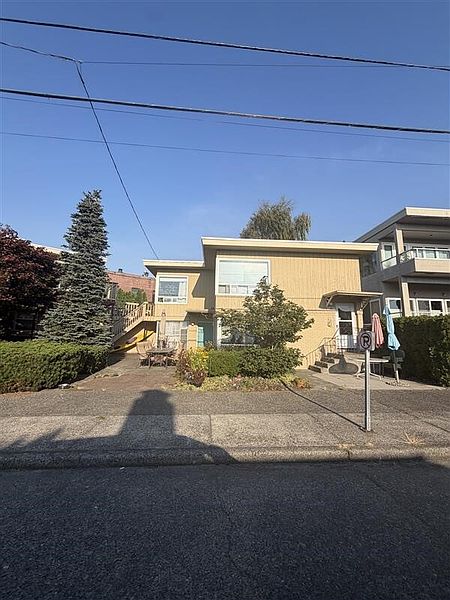 3rd image of 2352 Alki Avenue SW