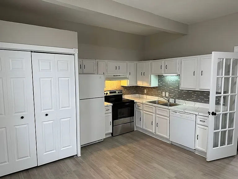 320 S Florence Ave — Photo 12