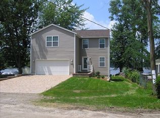 7831 Lakeshore Dr, Whitmore Lake, MI 48189