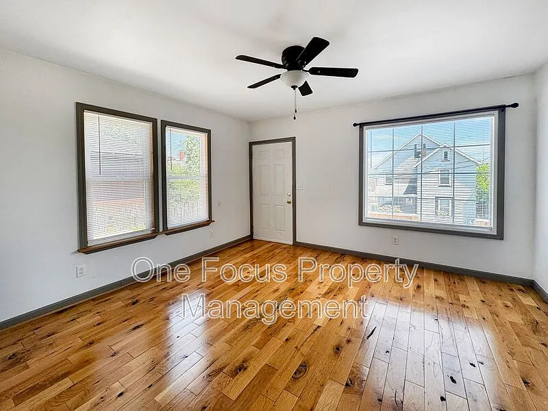 2 bed, 1.0 bath, $995 — Photo 2