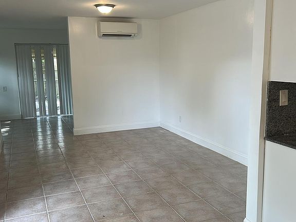 3rd image of 1140 SW 30th St APT A