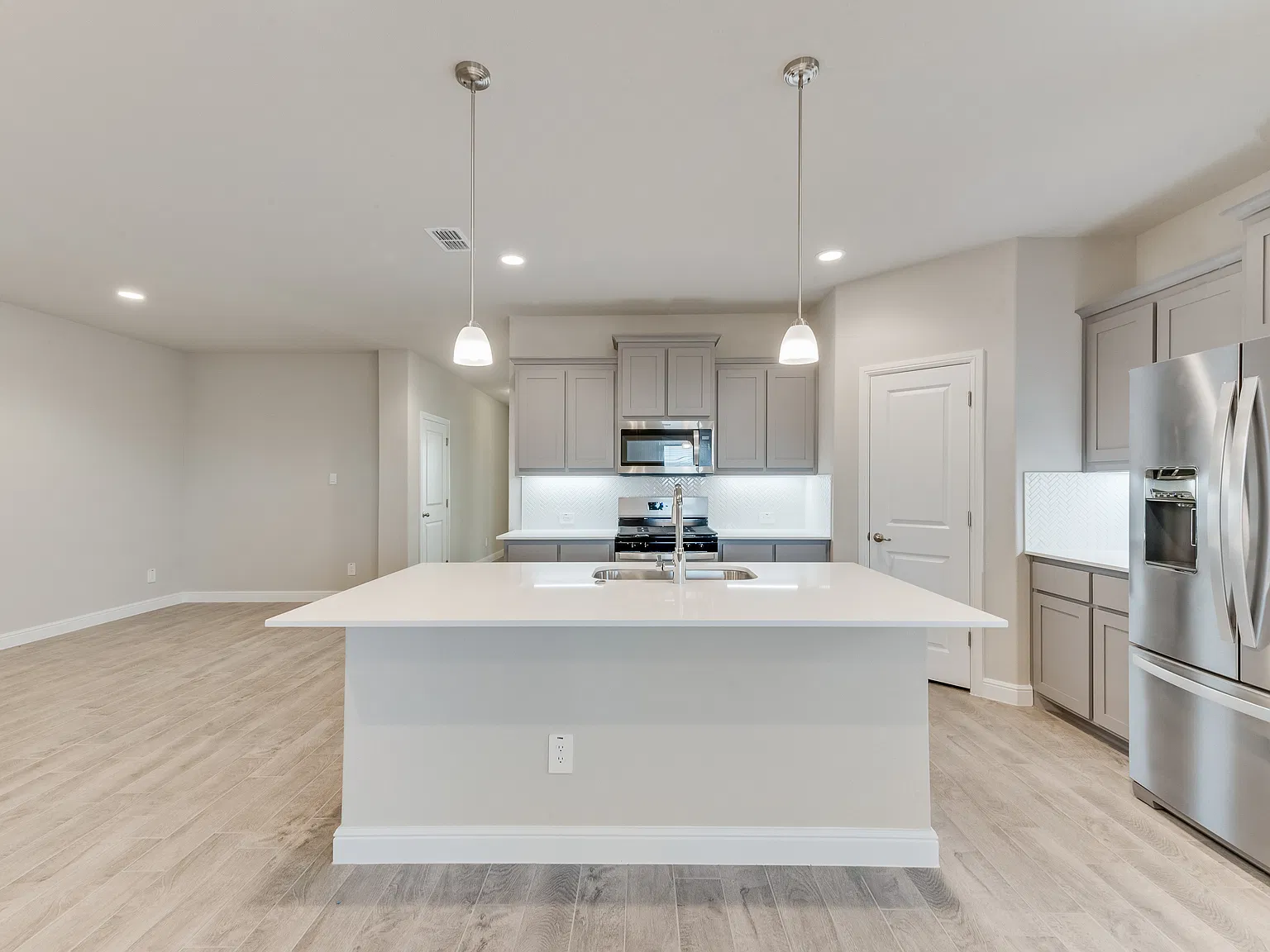 5 bed, 2093 sqft, $2,495 — Photo 4