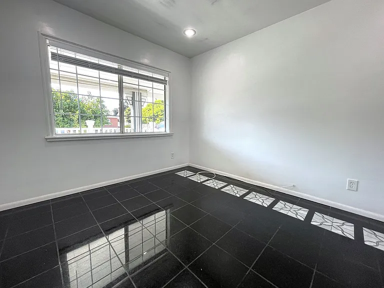 8824 Tyrone Ave — Photo 18