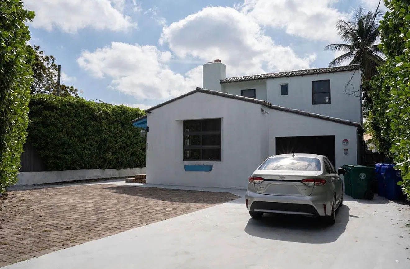 4 bed, 2.5 bath, 10000 sqft, $11,500 — Photo 3