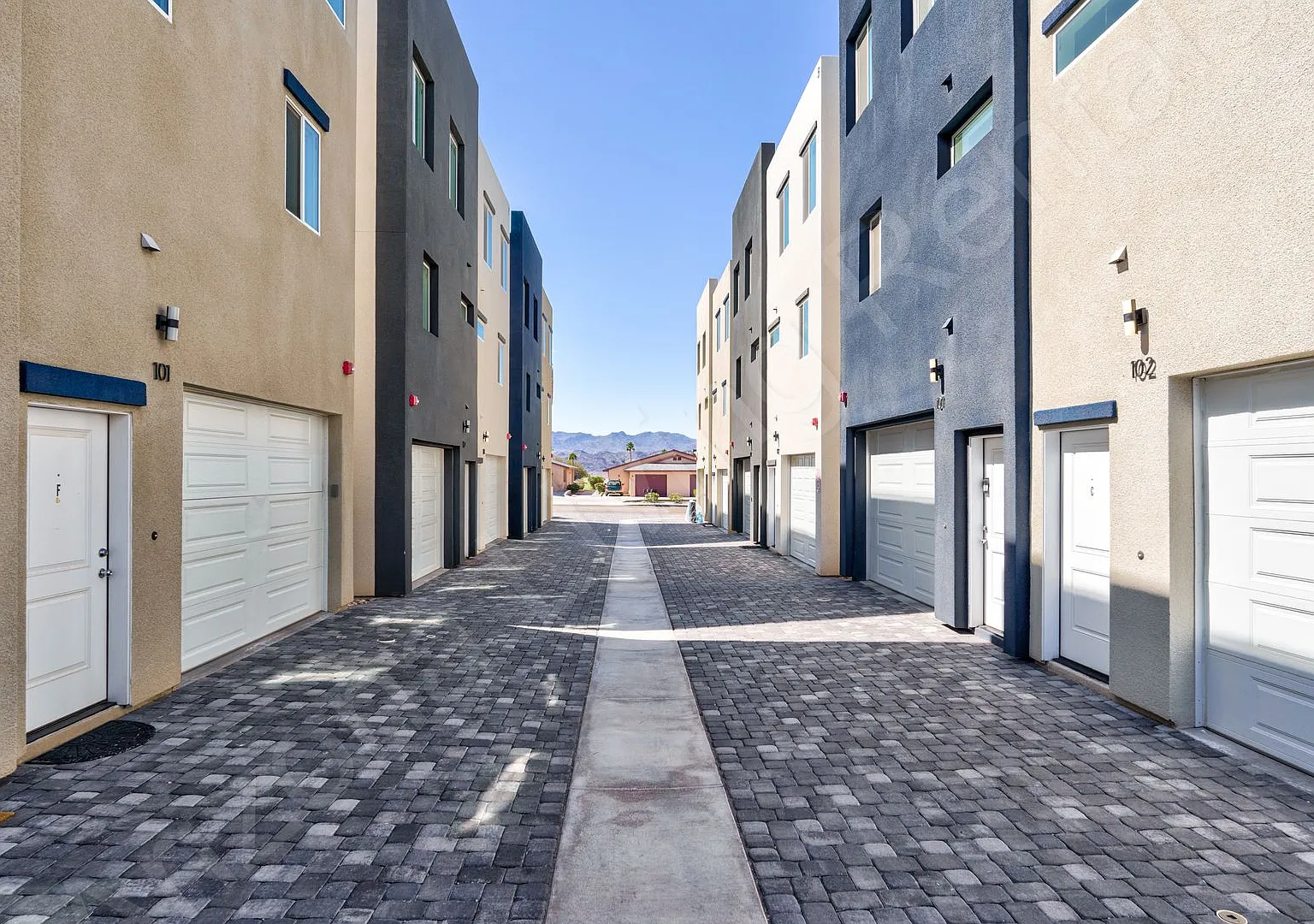 Discover Minimal Modern Living — Photo 2
