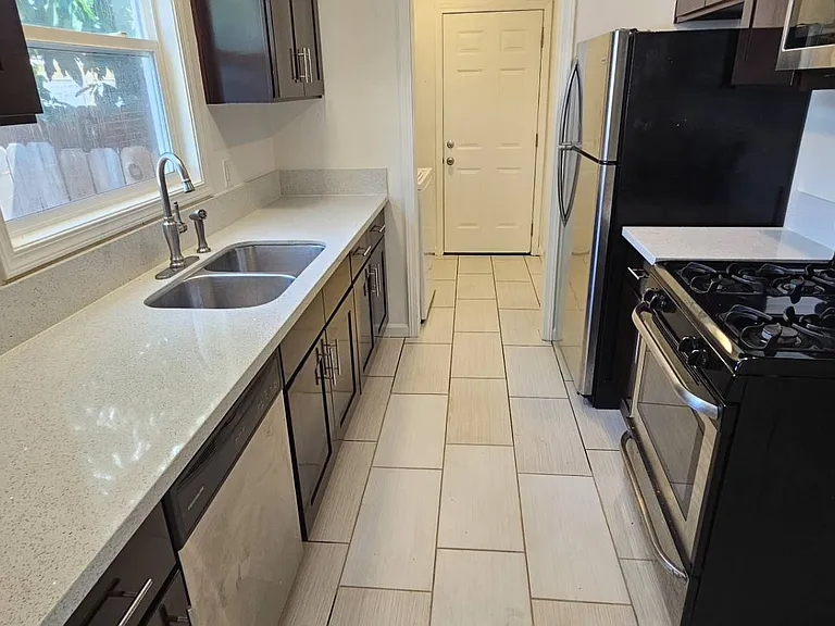 843 N El Molino Ave — Photo 6