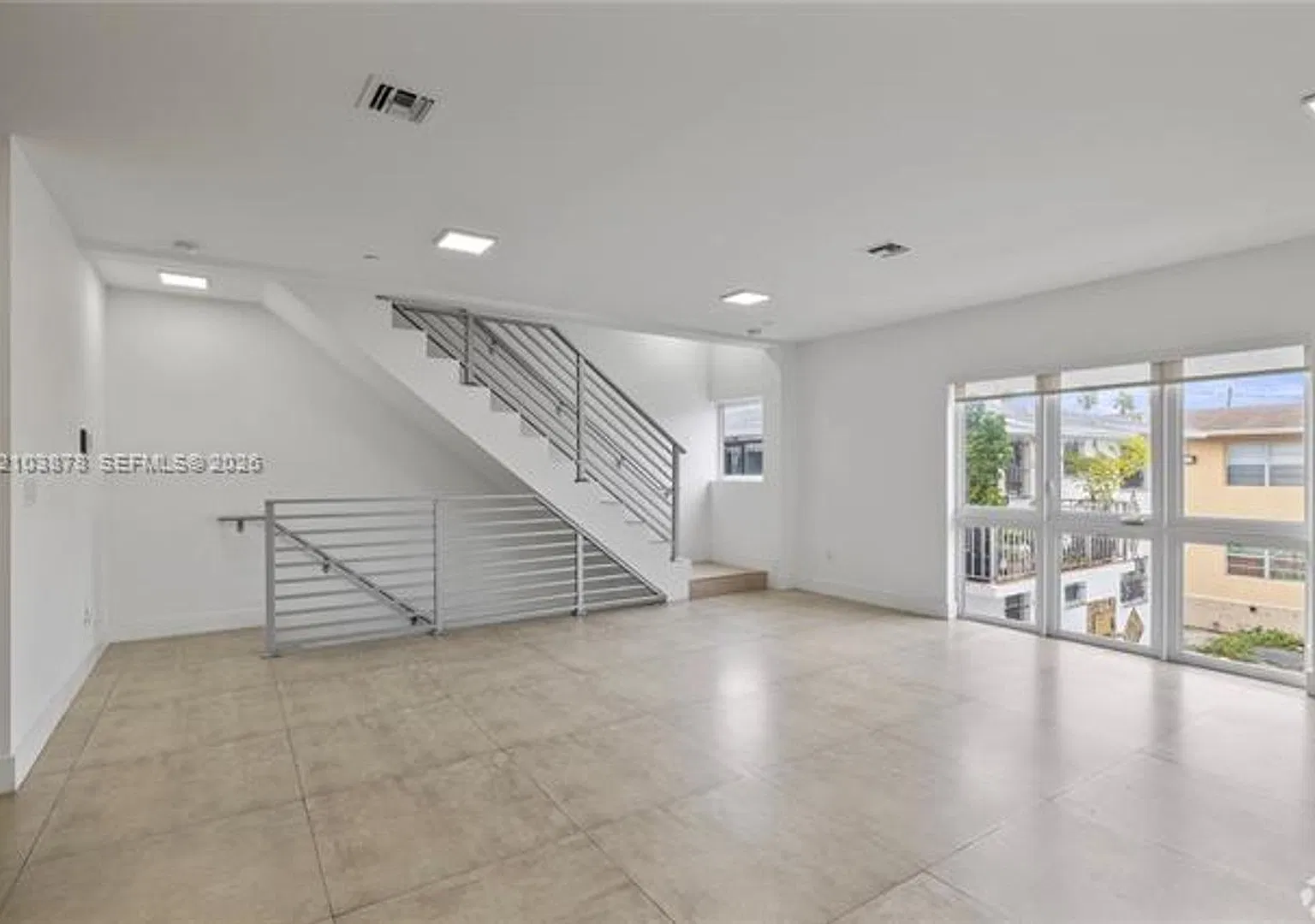 434 SW 10th St — Photo 4
