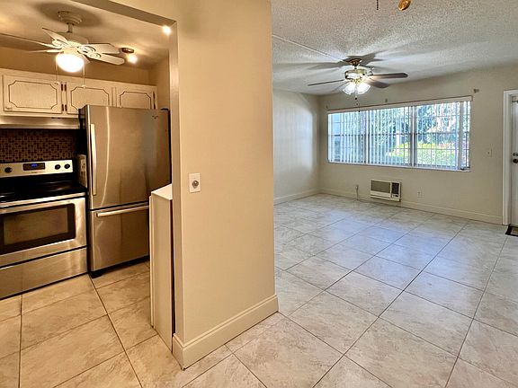 3rd image of 94 Windsor E