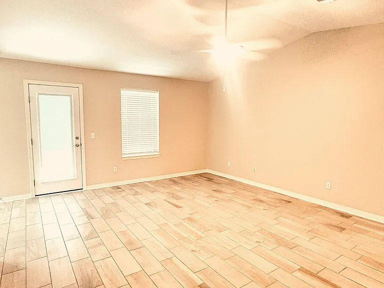 10621 Creek Ridge Dr — Photo 8