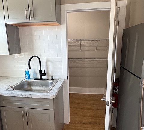 3rd image of 868 Tonawanda St #2