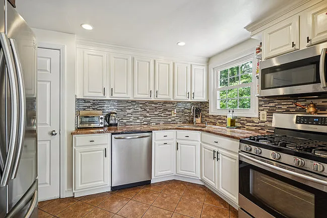 27 Edgewood Ave — Photo 6