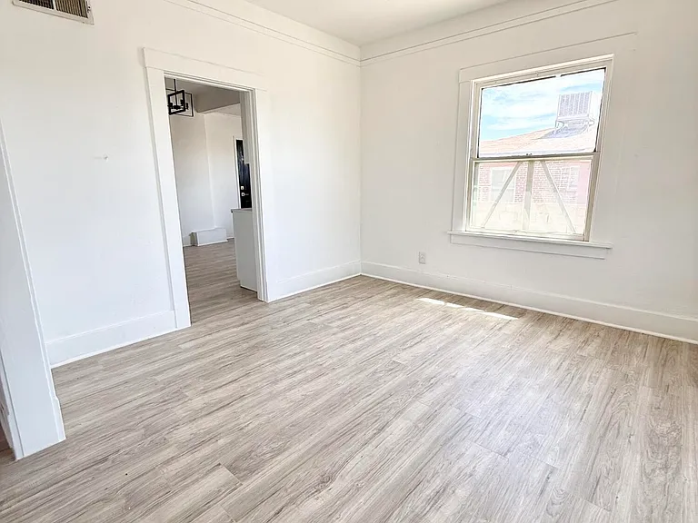 3203 Frankfort Ave — Photo 5