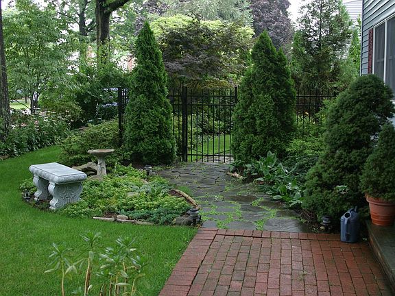 Front access to private side yard
