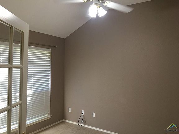 3rd image of 302 Amanda Ct