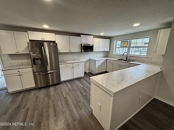2nd image of 2542 LOWELL Avenue
