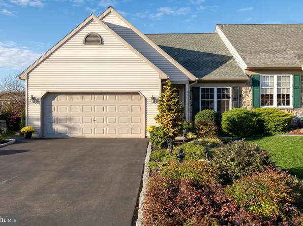 5035 Field View Dr, Mount Joy, PA 17552