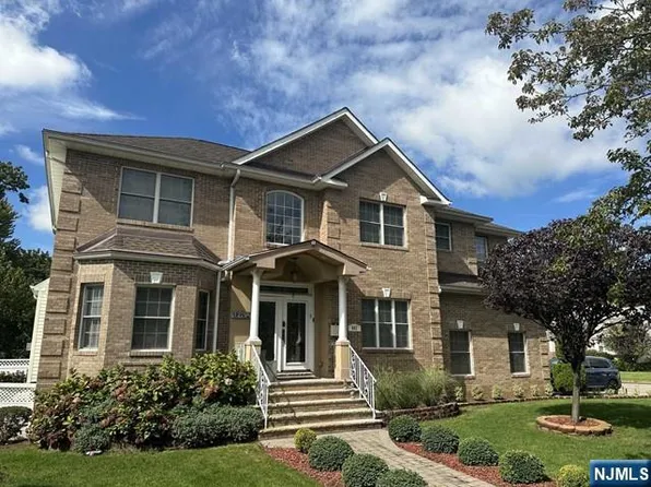 982 Pleasant Dr, New Milford, NJ 07646
