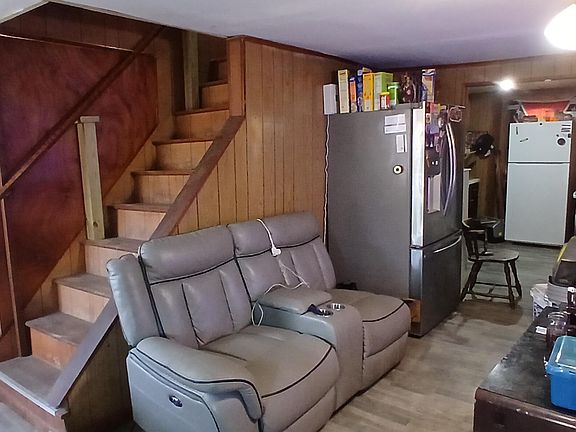 2nd image of 835 W Wood St