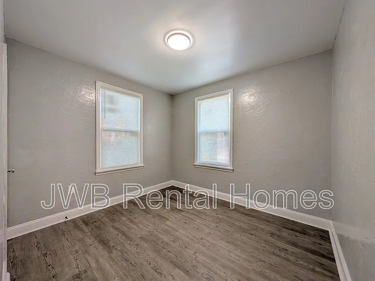 6135 Lynnwood Ave #A — Photo 11