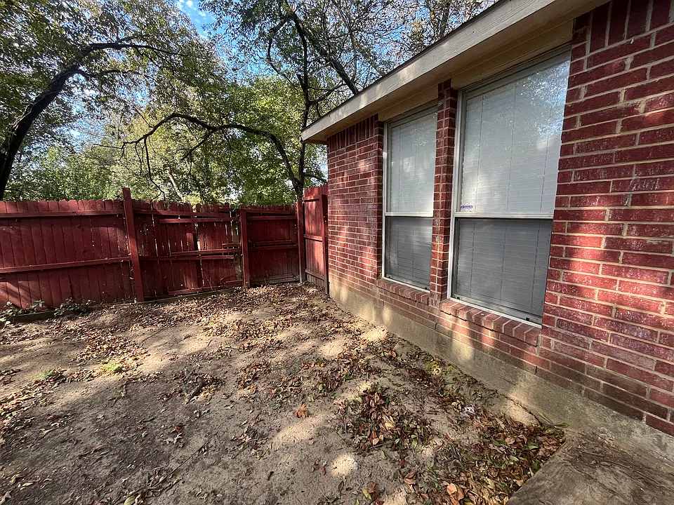 828 Shoreline Dr