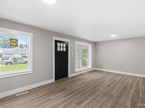 4th image of 10 Belmont Dr