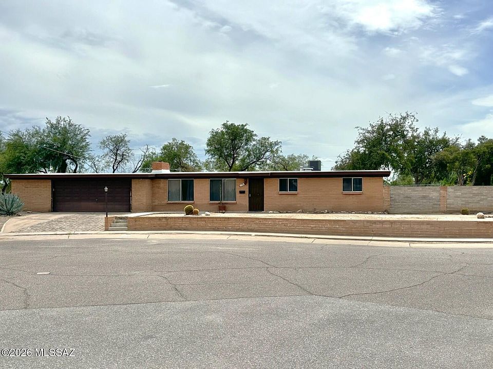 1st image of 701 W Edgewater Dr