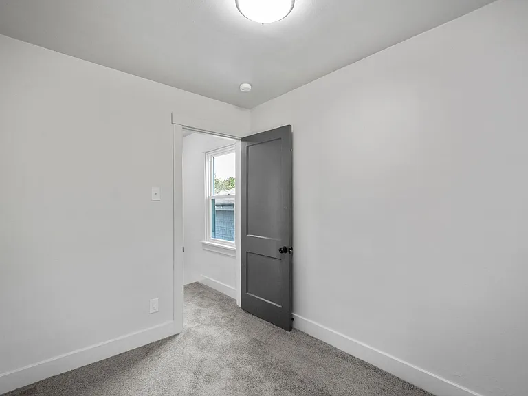 1303 Woodlawn Ave — Photo 18