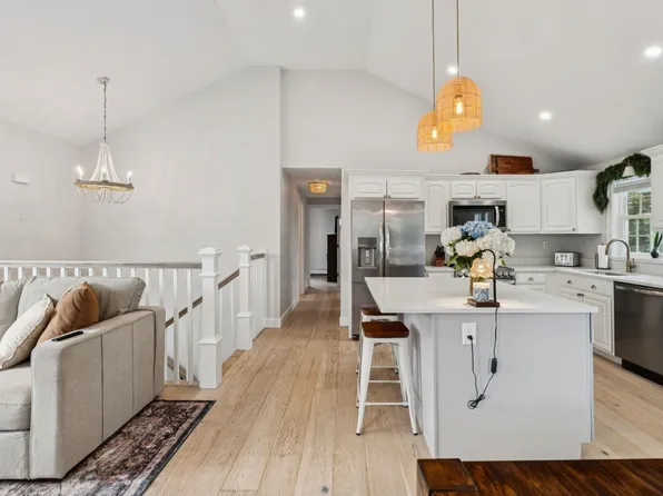 8 Skyview Ln, Woburn, MA 01801